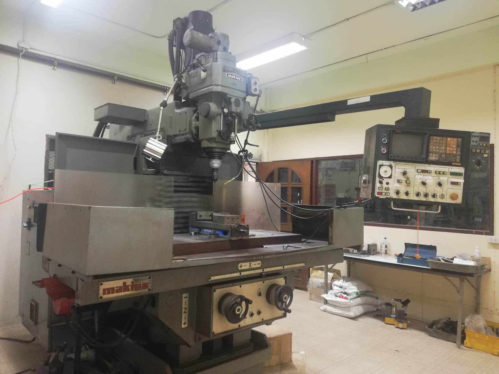 เครื่องกัด MAKINO พร้อมชุดควบคุม CNC สำหรับงานสร้างแม่พิมพ์
